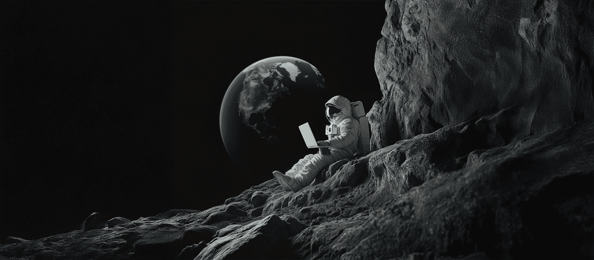 Astronaute sur la lune avec un ordinateur Astronaute sur la lune avec un ordinateur