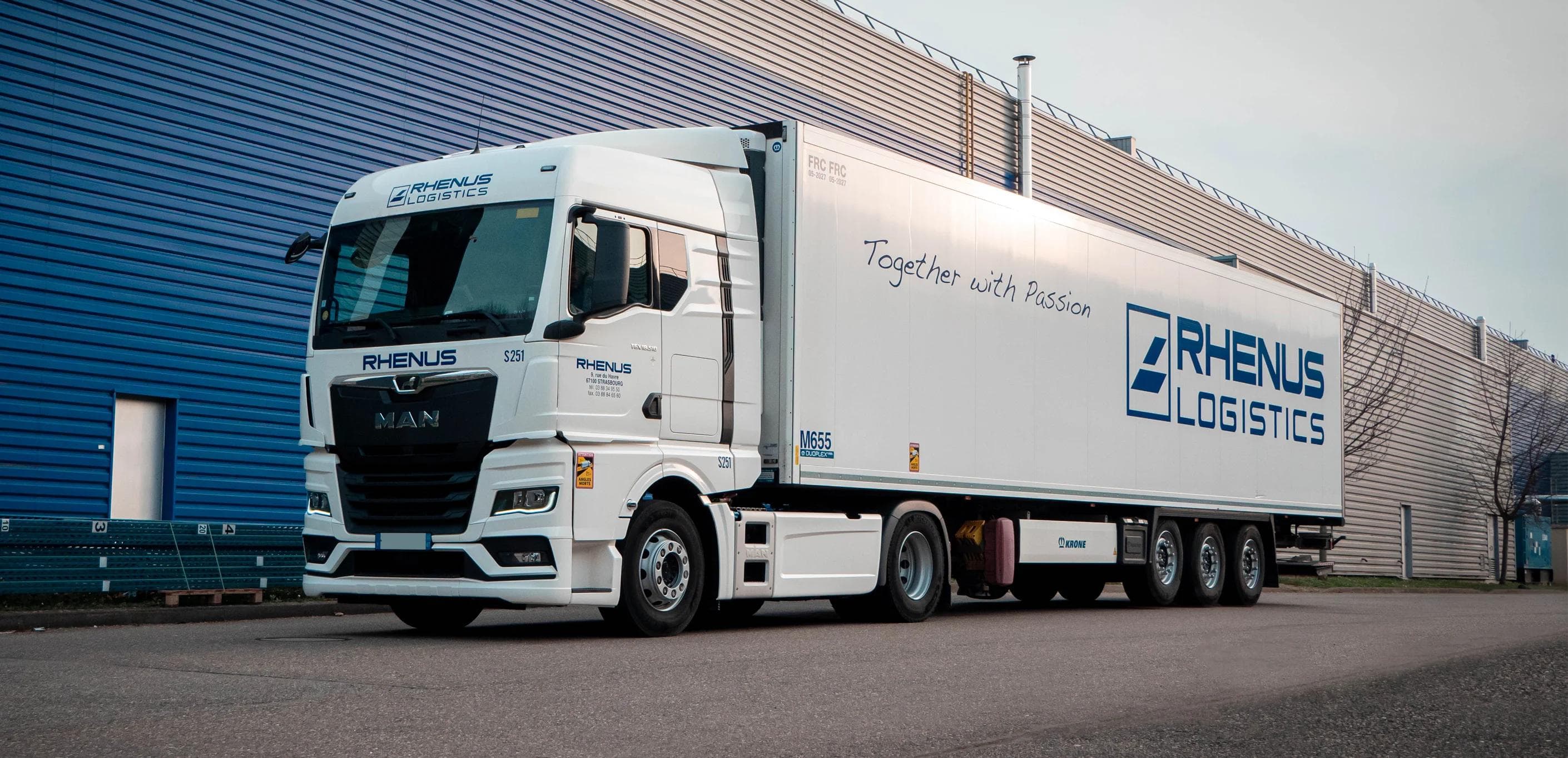 Camion Rhenus Logistics vu de profil Camion Rhenus Logistics vu de profil