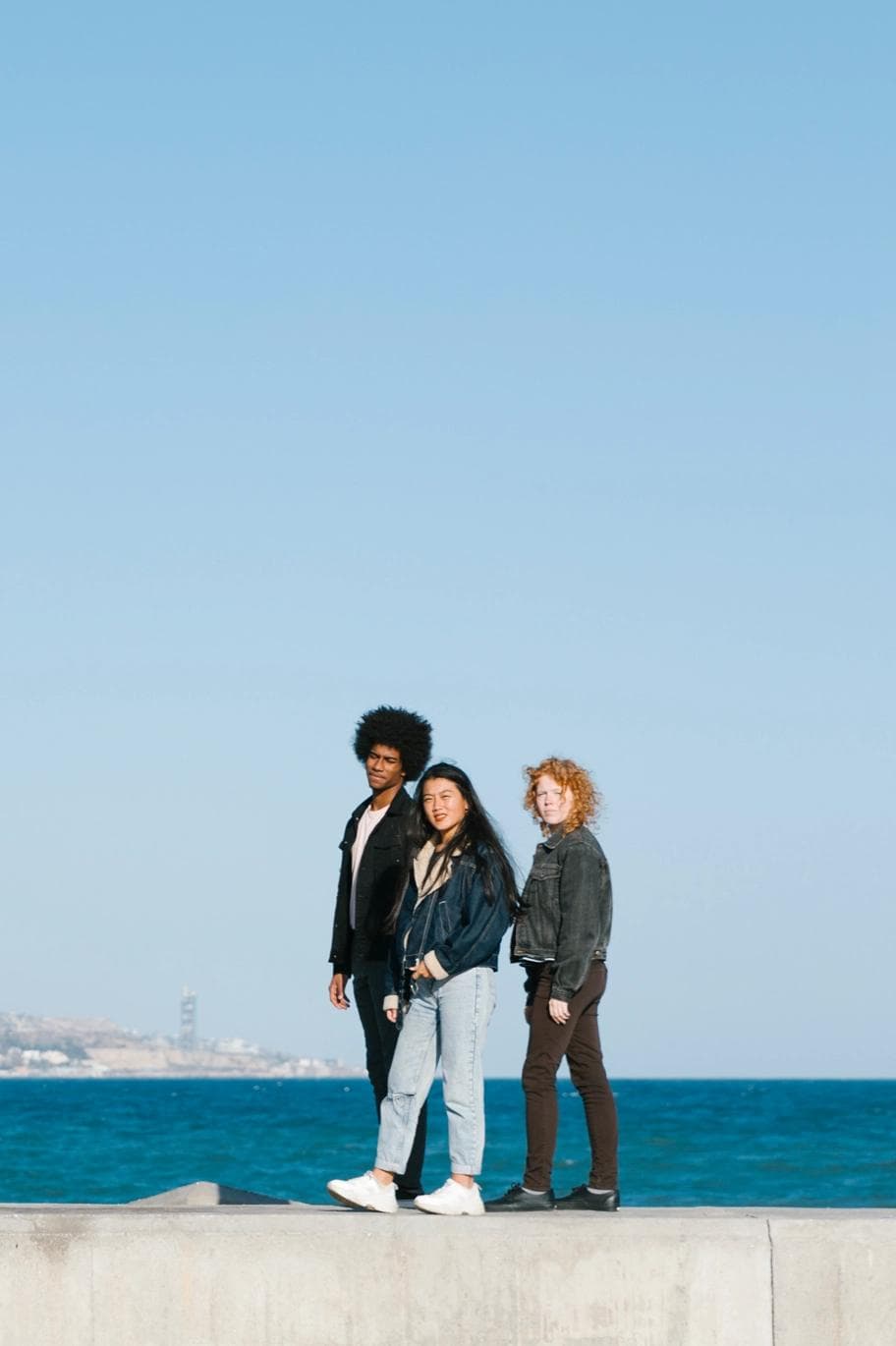 Adolescents au bord de l'eau Adolescents au bord de l'eau