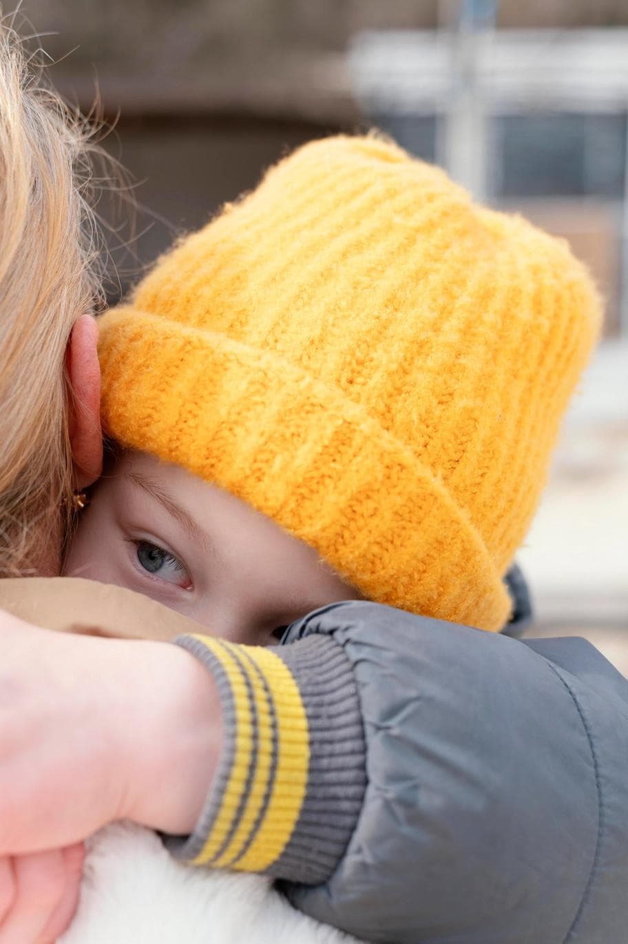 Enfant dans les bras de sa mère Enfant dans les bras de sa mère