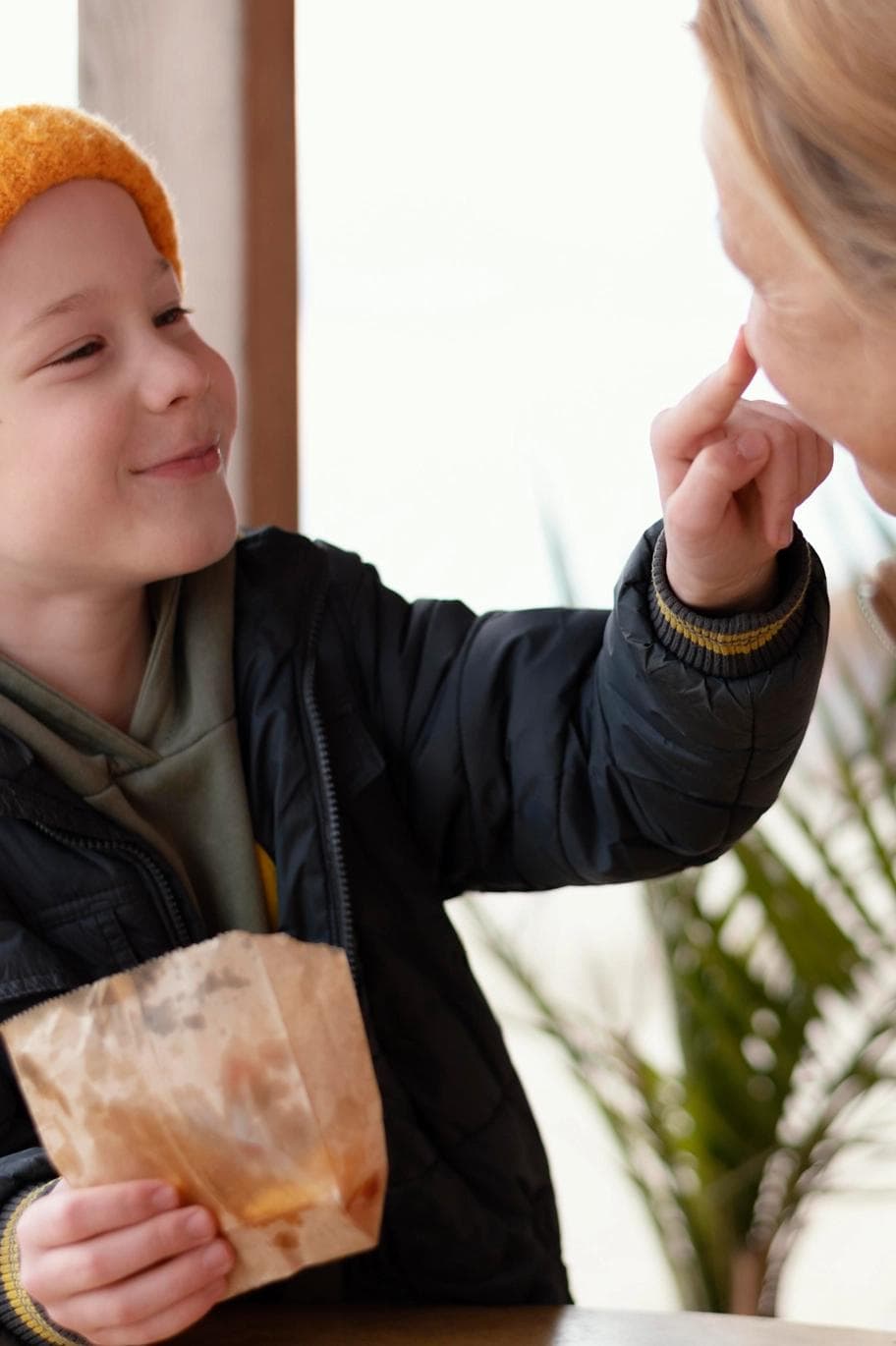 Enfant avec mère Enfant avec mère Entreprosocial