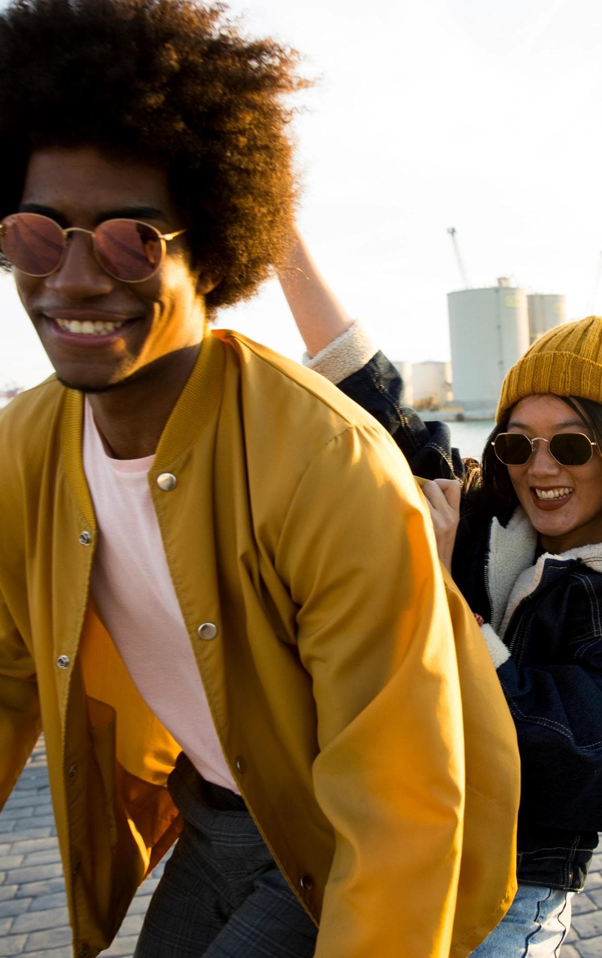 Deux adolescents sur un vélo Deux adolescents sur un vélo