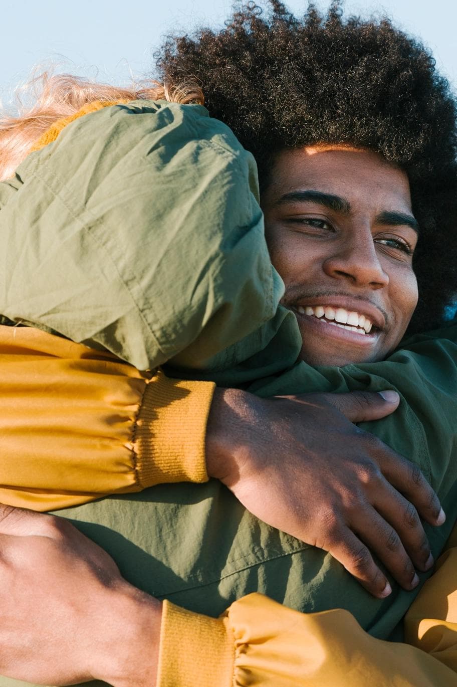 Adolescents qui s'entrelacent Adolescents qui s'entrelacent