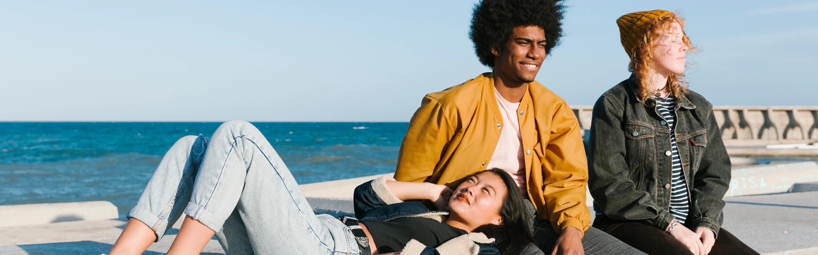 Jeunes adolescents Jeunes adolescents au bord de l'eau