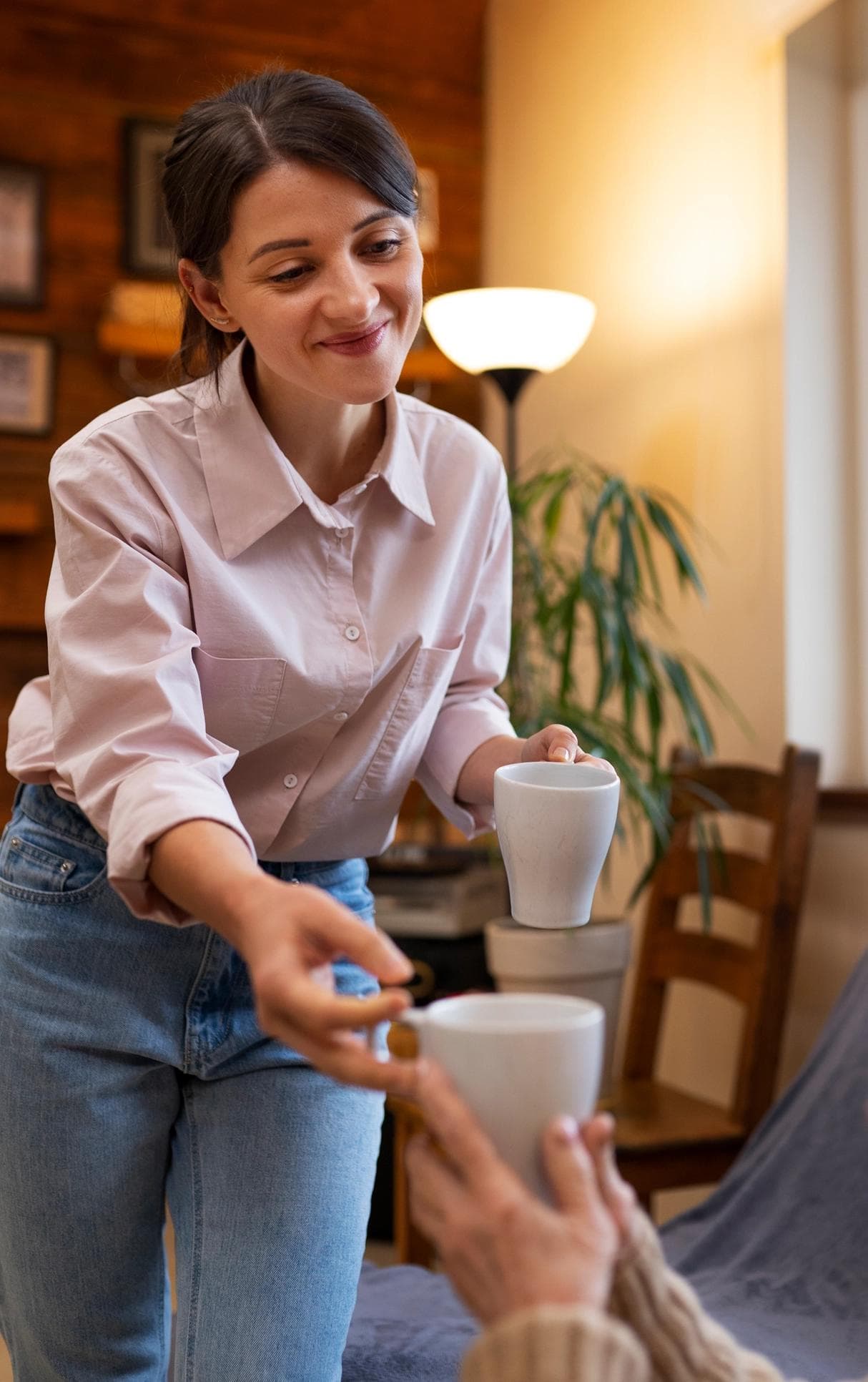 Femme qui aide une personne âgée Femme qui aide une personne âgée