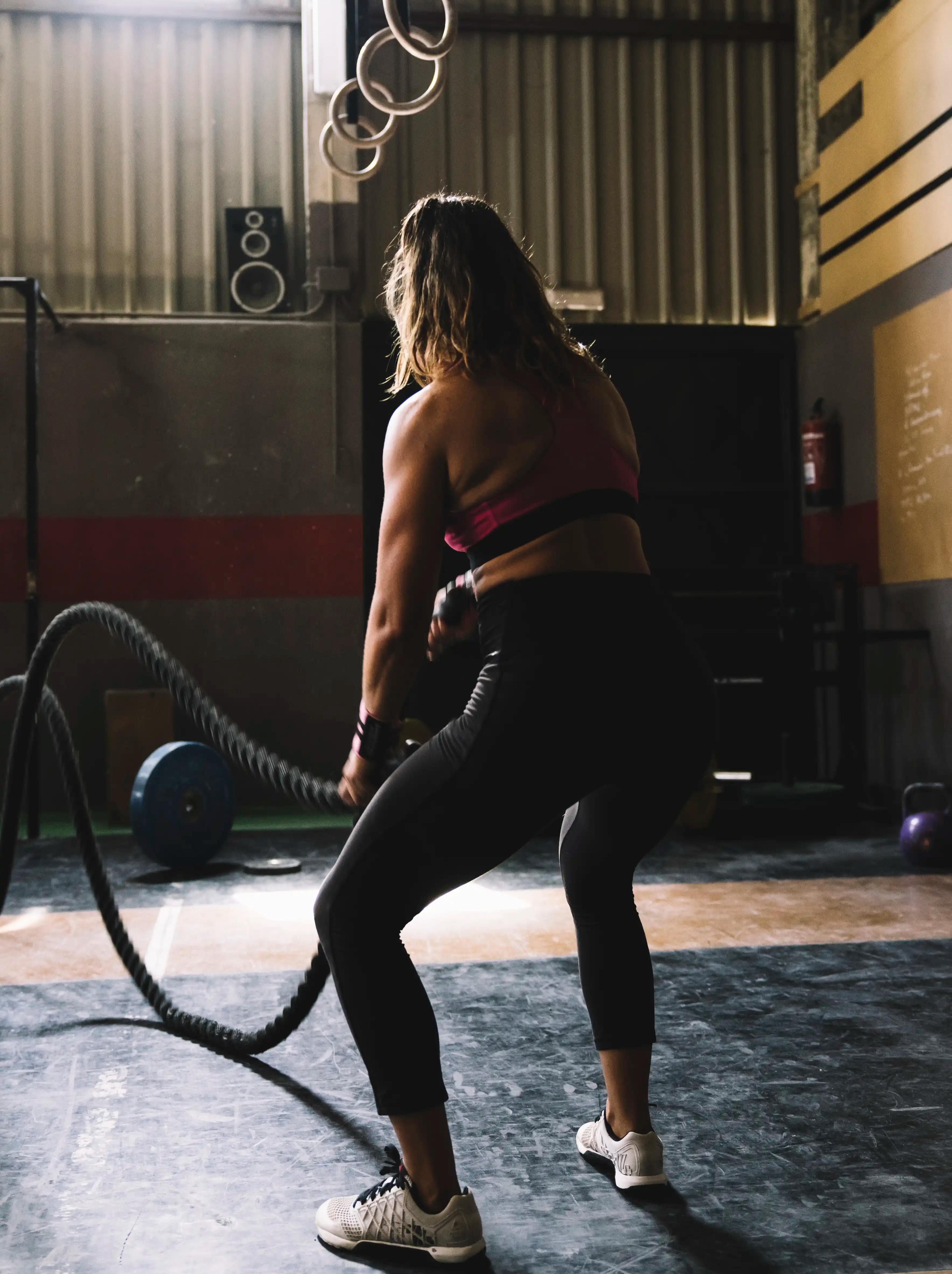 Athlète faisant un exercice de Crossfit Athlète faisant un exercice de Crossfit